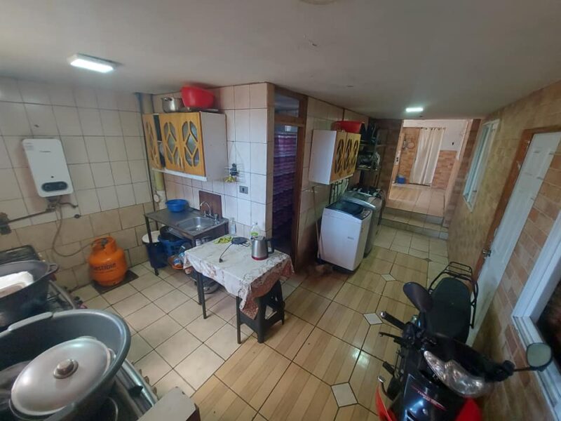 Se vende casa esquina 2 pisos 12 dormitorios 4 baños , Lo Espejo