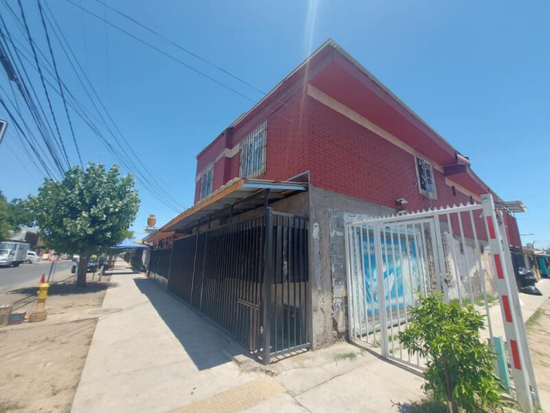 Se vende casa esquina 2 pisos 12 dormitorios 4 baños , Lo Espejo